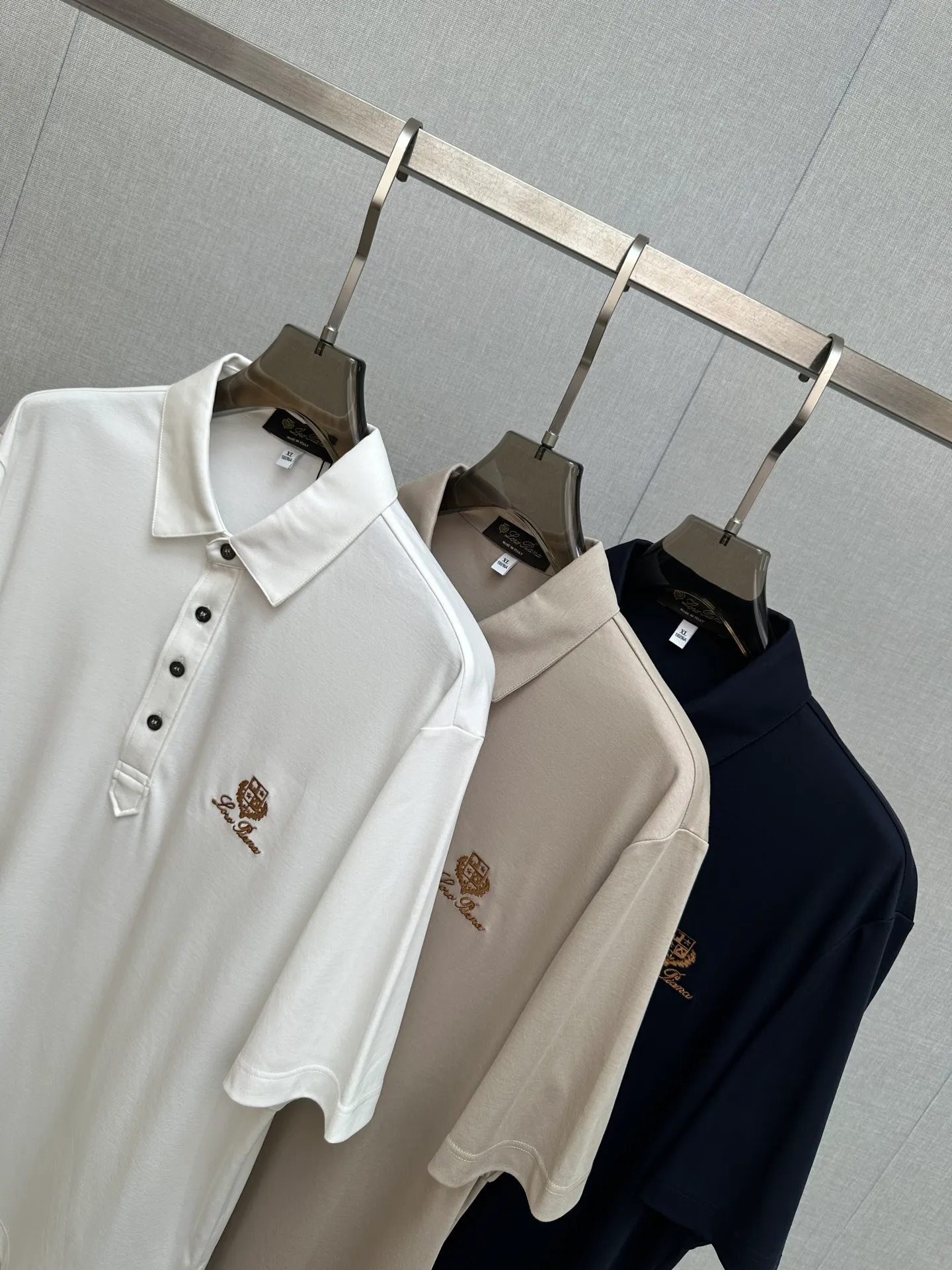 Spring and summer New Arrival's first counter is the latest New Arrival lapel short-sleeve, refreshing and breathable. Premium customized design, avant-garde and fashionable! The brand logo is designed with heavy craftsmanship. It feels soft. It is comfortable to wear. It has exquisite counter-level stitching. It has fine workmanship. The upper body effect is incomparably handsome! A must-have item for a stylish man! Sizes:M-3XL
